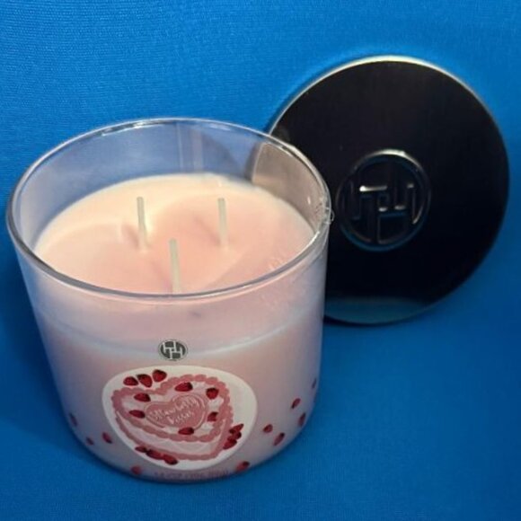BRAND NEW 3 WICK STRAWBERRY KISSES SCENTED CANDLE 14 OZ / 14 OUNCES SIZE - Picture 4 of 5